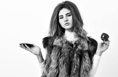 Lüks aromanın ve sıcak kahvenin tadını çıkar. Güzel bayan küçük seramik fincan beyaz arka plan kahve içer. Lüks kürk giyen, sıcak kahve içen muhteşem bir kadın. Seçkin kahve konsepti