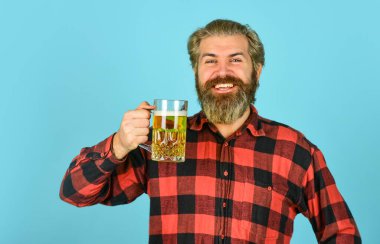 Tatil kutlaması. Şerefe. Bekarlığa veda günü. Moralini düzelt. Sarhoş ol. Alkolik. Bar 'da bira içen susamış bir adam. Köpüklü bira. Hippi bira içer. Olgun sakallı adam elinde bira bardağı tutuyor.