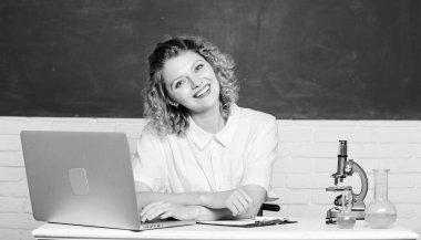 Genetik biyoloji bilimi. Okulun laboratuarındaki bilim adamı. Biyoloji deneyi. Mikroskop ve deney tüpüyle mutlu bir öğrenci. Sınıfın laboratuarındaki kız. Kimya araştırma sonuçları hakkında notlar al