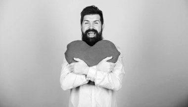 Sevgiyi hissetmek. Çıkma ve ilişki kavramı. Aşkta mutlu. Ona her gün sevildiğini hissettir. Sakallı hippi sarılma kalbi. Sevgililer Günü 'nü kutlayalım. Sakallı ve bıyıklı adam romantik bir ruh halinde.