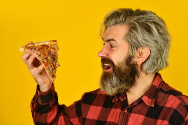 Sakallı erkek aşçı ya da fırıncı. İtalyan pizzası olmasın. Teslimat servisindeki adam. Pizza getiren mutlu sakallı adam. İtalyan yemeği. İtalya burada.
