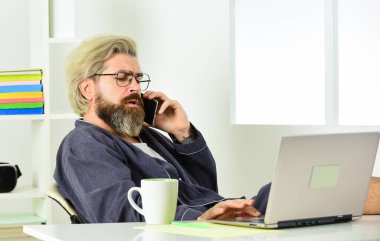 Günün sonunda fişi çekmek önemlidir. İşsizlik kavramı. İnternette iş arayan işsiz bir adam. Özgeçmiş oluştur. İş görüşmesi için. Boşluk. İşsiz bir adamın mobil sohbeti. Ekonomik kriz