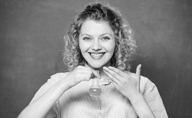 Bilim laboratuarı. Güzel koku. Okulun laboratuvarındaki bilim adamı. Okul dersi. Biyoloji deneyi. Örnek formül Kimyasal şişeyi sıvı ile tutan bir kız. Şişeli mutlu öğrenci. kimya araştırma sonuçları