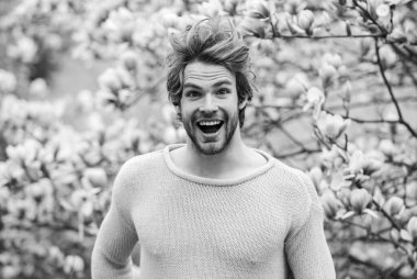 Pozitif ifade et. Çiçek açan ağacın yanındaki adam. Alerji. Manolya çiçeği açan seksi adam. Bahar tatili sağlıklı gençlik. Sabahları dinleniyorum. İyi havanın tadını çıkar. Tazelenmiş hissediyorum. Mutlu Paskalyalar