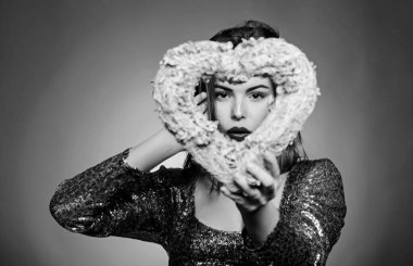 Aşk ve romantizm. Muhteşem bir manken olan kadın kalp sevgililer günü süslemesi yapıyor. Sevgililer günün kutlu olsun. Sevgililer Günü özniteliği. Sevgililer Günü 'nü kutlayalım. Kız makyajı ve parıldayan elbise.