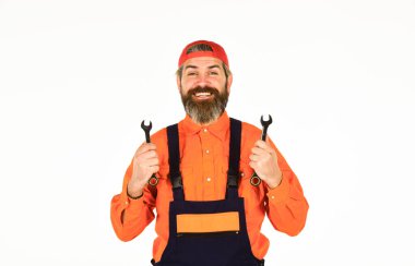 Anahtar aracı sıkılaştırıcı detayları düzeltiyor. Otomotiv Teknisyenleri ve Tamircileri. Servis ve mühendislik konsepti. Adam anahtar aletlerini beyaz arka planda tutuyor. Anahtar gereçleri. Anahtarı olan tamirci