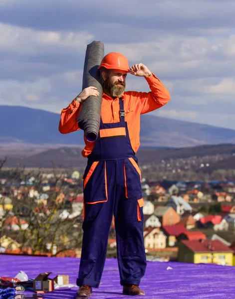 Instalación de techo plano. Hombre duro sombrero de trabajo paisaje al aire libre fondo. Construyendo casa. Instale barreras de vapor o capas de aislamiento en techos planos. Roofer construyendo techo. Maestro reparación de techo — Foto de Stock