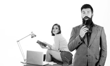 İş yerinde aşık olmak cinsel arzuyu arttırır. Sakallı patron dizüstü bilgisayarda çalışan seksi bir kızın önünde duruyor. Ofis müdürü ya da sekreter. Seksi ofis çalışanı. Seksi özel sekreter. Arzuyla dolu