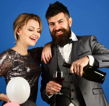 Sakallı bir adam ve mavi arka planda bir kadın.