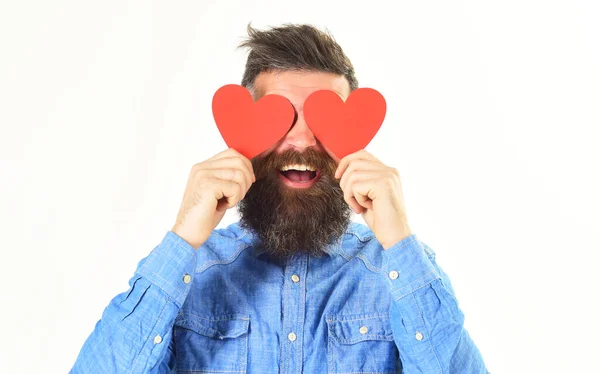 Bonito cara elegante em camisa jeans segurando coração e sorrindo — Fotografia de Stock