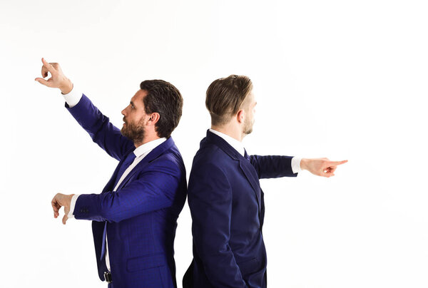 Бизнесмены с занятыми лицами стоят спиной к спине
