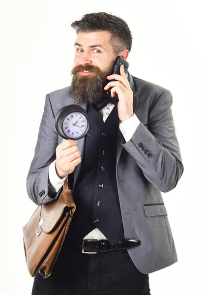 Мужчина носит элегантный костюм и держит телефон — стоковое фото