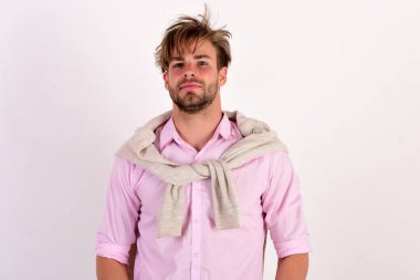 Maço omuzlarına bağlı kazak giyer. Moda ve güven