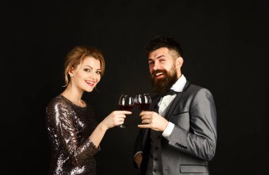 Birbirine aşık çiftler ellerinde kırmızı şarap kadehleriyle