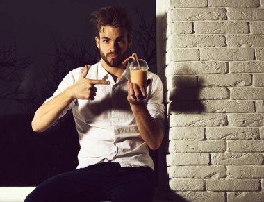 Yakışıklı, sakallı, maço, seksi bir adam.