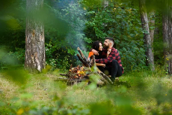 숲 속에서 불을 피우며 피크닉을 즐기는 부부 — 스톡 사진