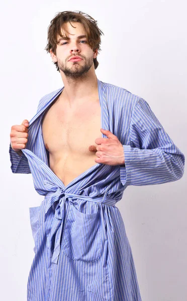Sportsman i elegant hem eller badkläder visar bröstet. — Stockfoto