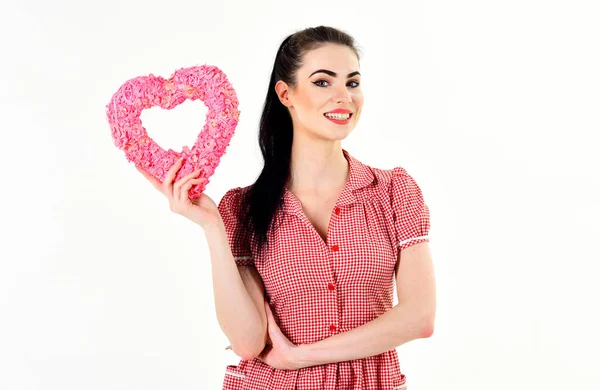 Attraente donna sorridente con cuore su sfondo bianco — Foto Stock