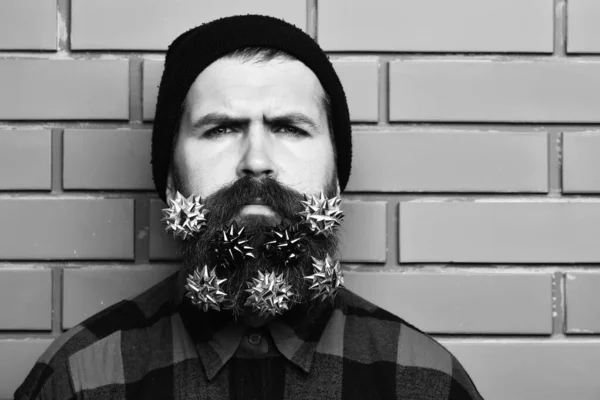 Barbu homme, brutal caucasien sérieux hipster avec cadeau décoration étoiles — Photo