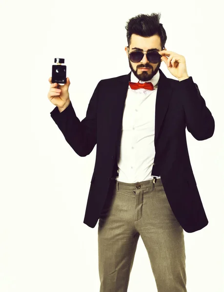 Człowiek z brodą, biały hipster z wąsami, okularami przeciwsłonecznymi i butelką perfum — Zdjęcie stockowe