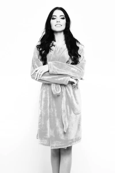 Сексуальна усміхнена дівчина позує в бірюзовому велюровому халаті — стокове фото