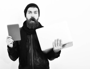 Sakallı, Kafkas hippisi elinde tablet ve dizüstü bilgisayar tutuyordu.