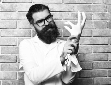 Sakallı, Kafkasyalı doktor ya da eldiven takan lisansüstü öğrencisi.