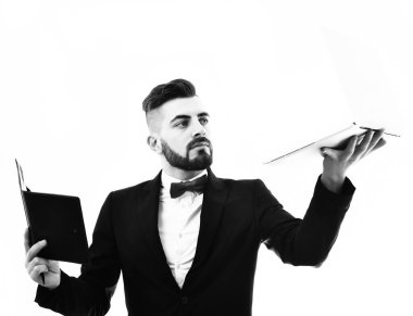 Sakallı bir iş adamı mı yoksa elinde dizüstü bilgisayar olan bir yönetmen mi?