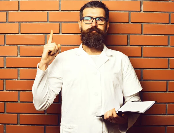 Kaba sakallı Kafkas doktor ya da not defterli lisansüstü öğrencisi. — Stok fotoğraf