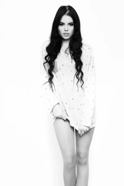 Bella ragazza sexy in camicia da notte isolato su bianco — Foto Stock
