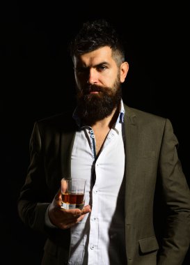 İçki ve alkol kavramı. Sakalı ve içkisi olan bir iş adamı.