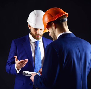 Teftiş, kontrol, mühendislik, meslek konsepti. İnşaat ve inşaat planı ile birlikte etkin.