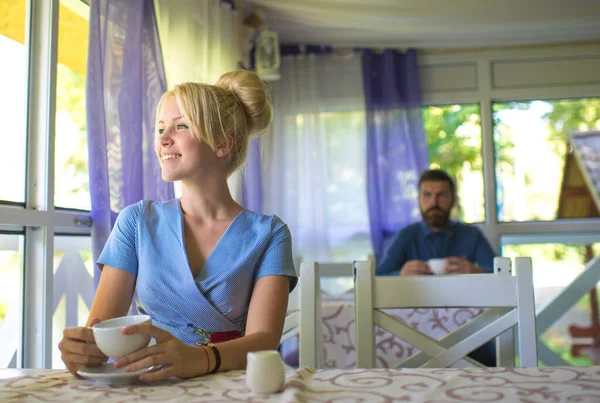 Vriendin met vrolijk gezicht wacht op datum in provence interieur. — Stockfoto