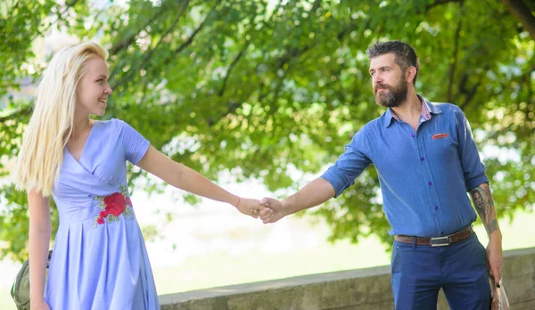 Gelukkig paar in liefde rusten samen, hangen rond, veel plezier. — Stockfoto