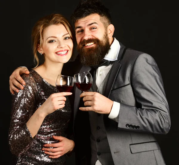 髭と女性の輝くドレスの男は祝う — ストック写真