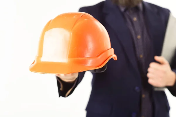 Концепція шолома та обладнання. Будівельний шолом у чоловічих руках . — стокове фото