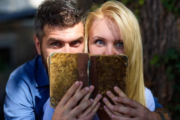 사랑하는 부부가 고대 책을 읽고 어두운 배경. — 스톡 사진