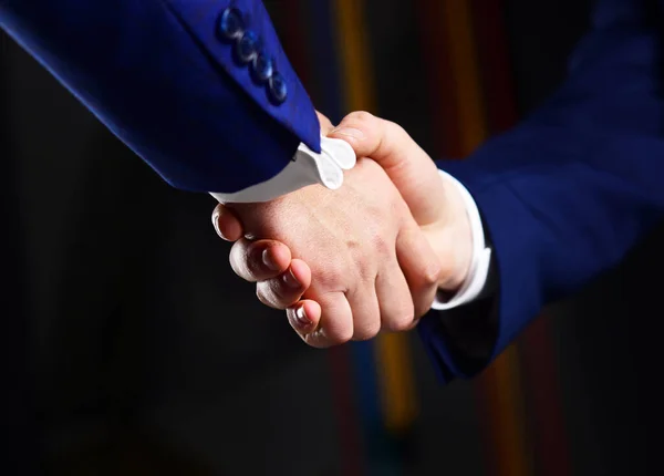 Stringiamo la mano alla riunione di lavoro. Partner commerciali dopo la firma dell'accordo . — Foto Stock