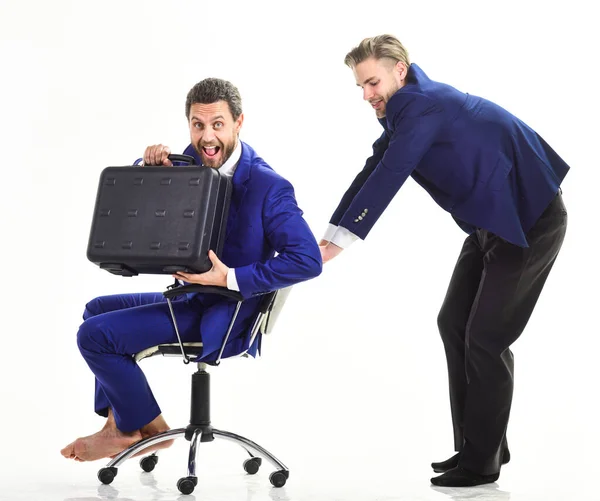 Deux hommes d'affaires qui passent leur temps de travail au bureau — Photo