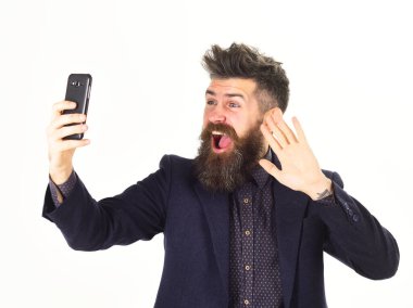 Sakallı adam selam veriyor ve görüntülü konuşma yapıyor.