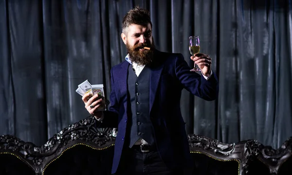 Elegáns öltönyös milliomos dohányzik és iszik luxus szobában. — Stock Fotó