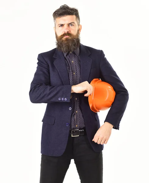 Архитектор носит строительный шлем. Архитектор с длинной бородой и серьезным лицом — стоковое фото