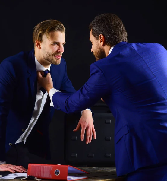 Chef und Mitarbeiter mit aggressivem Gesichtsausdruck bei Geschäftstreffen — Stockfoto