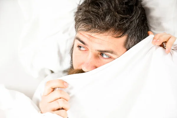 Man wil in bed blijven, witte achtergrond, bovenaanzicht, — Stockfoto