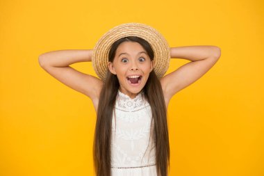 Yaz tatili. Çocuklar için yaz kampı. Çocuklar için plaj tarzı. Seyahat gardırobu. Hasır şapkalı küçük güzellik. Panama şapkası bu yaz yararlı olacak. Süslü tatil kıyafeti. Genç kız yaz modası