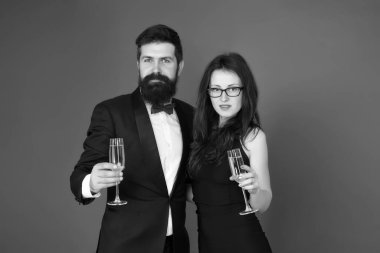 Aşklarını kutluyorlar. Kutlama vesilesi. Birbirine aşık çiftler köpüklü şarap içer. Çekici kadın sakallı adam kadeh kaldırıyor. Aile Sevgililer Günü 'nü kutluyor. Romantik bir ilişki. Aşk konsepti