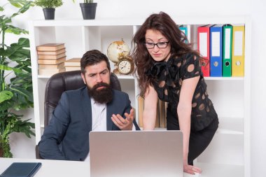 Müşterilerle dijital etkileşim. İş arkadaşları dizüstü bilgisayar kullanıyor. Yoğun bir iş. Modern ofiste yoğun bir çalışma günü. Yoğun gündem. İş iletişimi. Yeni teknoloji. Modern hayat