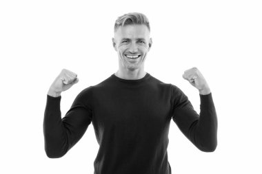 Erkek sağlığı. Kendinden emin ve güçlü. Kendine güveni olan beyaz bir adam. Mutlu gülümseyen adam gücünü gösteriyor. Moda modelinin kendine güveni tam. İyi bir ruh hali ona kendini güvende hissettirir. Güven ve güç.