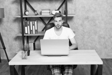 Sanal gerçeklik burada. Laptopta çalışan yakışıklı adam. İnsan evde sanal gerçekliği keşfeder. Yeni teknoloji. Modern hayat. VR iletişimi. Video eğitimi. Sanal gerçeklik aygıtı kullanılıyor. Sanal dünya