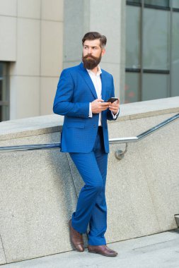 Kısa mesaj atıyorum. Sesli mesaj servisi. Mobil iletişim. E-posta mesajı. Kişi listesi. İnternet işi. Akıllı telefonlu sakallı adam. Akıllı telefon kullanan yakışıklı bir iş adamı. İleti gönder